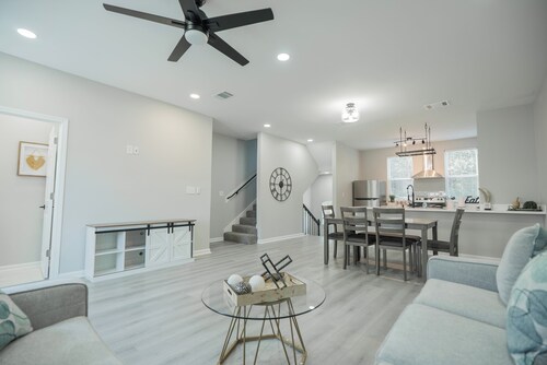 Charming 3-Story Townhome in wonderful Waller with WiFi, AC