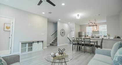 Charming 3-Story Townhome in wonderful Waller with WiFi, AC
