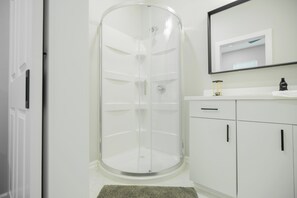 Chuveiro, toalhas de banho, papel higiênico 