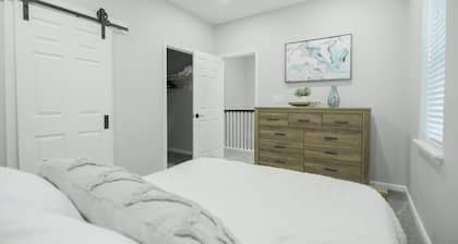 Charming 3-Story Townhome in wonderful Waller with WiFi, AC