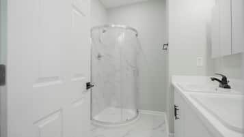 Dusche, Handtücher, Toilettenpapier