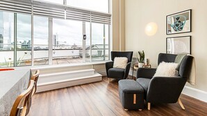 Unclassified image, 4 of 28, button - Bright and Stylish Riverside Haven in Canary Wharf (London)