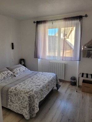 Habitación doble Confort (Chambre 5) | Insonorización, tabla de planchar con plancha y wifi gratis 