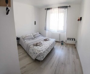 Lydisolert, strykejern/-brett, wi-fi (inkludert) og sengetøy