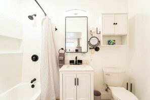 Séchoir à cheveux, serviettes fournies, savon, shampooing
