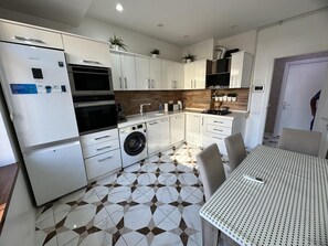 Apartment | Private kitchen | Fridge, microwave, oven, stovetop - Charming 2-bed Apartment in Baku City Center (Baku)