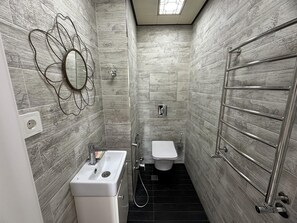 Bathroom - Charming 2-bed Apartment in Baku City Center (Baku)