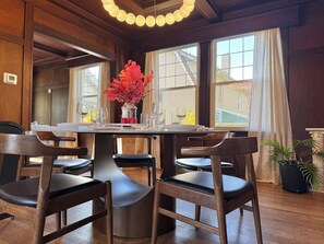 Luxury House, Garden View | In-room dining - The Colonial Mt. Lebanon by Luxe PGH (Pittsburgh)