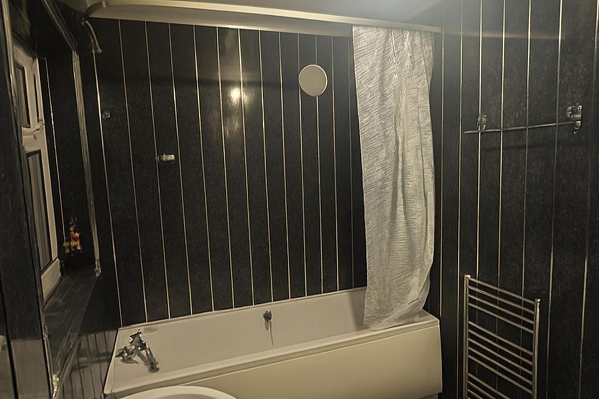 Combined shower/bathtub, deep-soaking bathtub