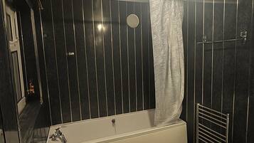 Combined shower/tub, deep soaking tub, towels
