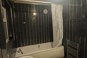 Zuhanyzó/kád kombinációja és mély merülőkád