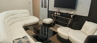 House-sleeps 5 Person -etihad Stadium 15 min Drive