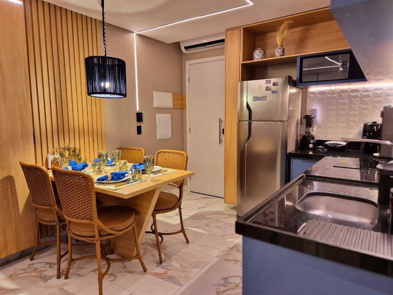 Geladeira, micro-ondas, cooktop, cafeteira/chaleira