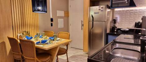 Geladeira, micro-ondas, cooktop, cafeteira/chaleira