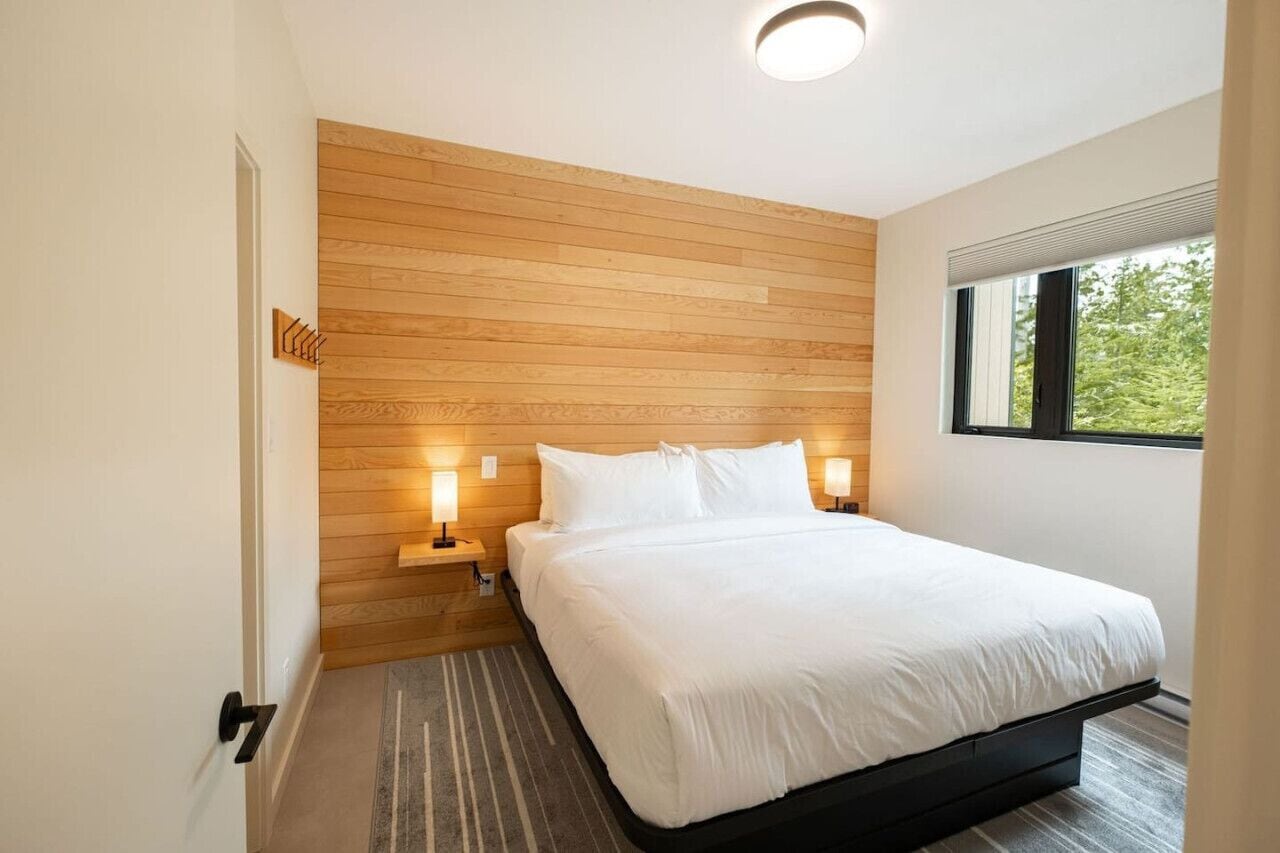 2 bedrooms, iron/ironing board, travel crib, free WiFi