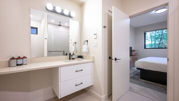 2 bedrooms, iron/ironing board, travel crib, free WiFi