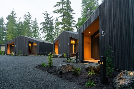 Exterior. Calmwater Retreat New 2 br Hot Tub EV Charger