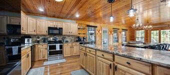 Captain's Lodge+ Nolin Lake + Mammoth Cave+ Arcade + Hot Tub, Table Tennis + Foosball+ Pizza Oven