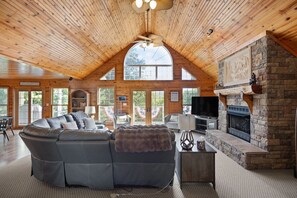 Peis, DVD-spiller, fotballspill og bordtennis