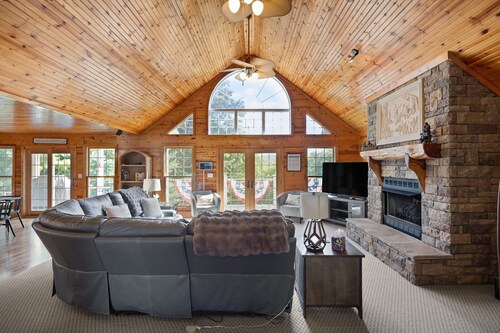 Captain's Lodge+ Nolin Lake + Mammoth Cave+ Arcade + Hot Tub, Table Tennis + Foosball+ Pizza Oven