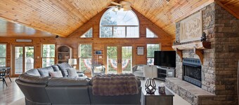 Captain's Lodge+ Nolin Lake + Mammoth Cave+ Arcade + Hot Tub, Table Tennis + Foosball+ Pizza Oven