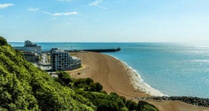 Folkestone - 1BR Apartment - Sauna - Pet Friendly