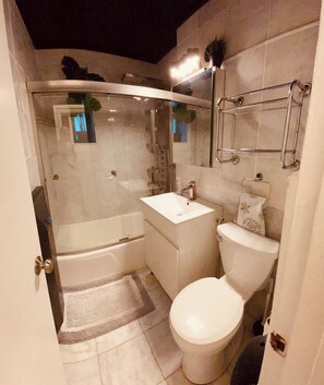 Secadora de cabello, bidet, toallas, papel de baño