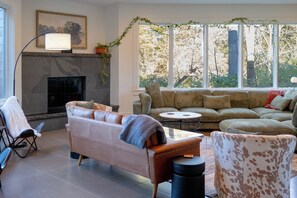 Smart TV, fireplace, table tennis, stereo