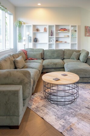 Una Smart TV, una chimenea, una mesa de tenis de mesa