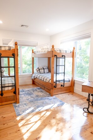 6 slaapkamers, een bureau, een strijkplank/strijkijzer, reisbedje