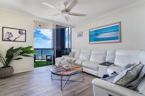 Smart TV, fireplace - `Panoramic Retreat` by Inn Paradise (Surfers Paradise)
