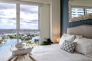 2 bedrooms, iron/ironing board, travel crib, free WiFi - `Panoramic Retreat` by Inn Paradise (Surfers Paradise)