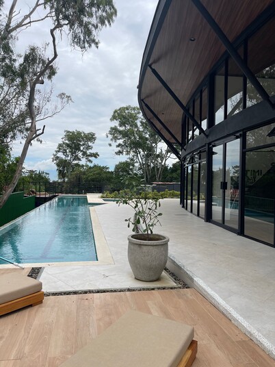 Luxury Townhouse/8p Max/Close to Airport & Medical Facilities/Pool & Fitness