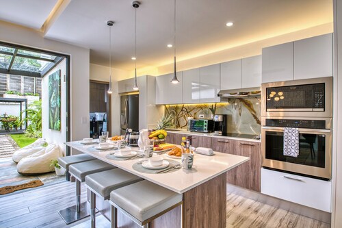 Luxury Townhouse/8p Max/Close to Airport & Medical Facilities/Pool & Fitness