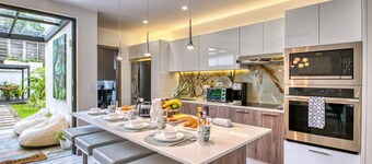 Luxury Townhouse/8p Max/Close to Airport & Medical Facilities/Pool & Fitness