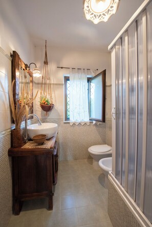 Doccia, asciugacapelli, bidet, asciugamani