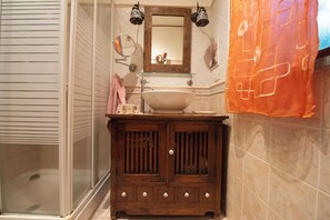 Shower, hair dryer, bidet, towels