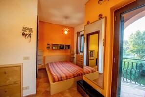 3 habitaciones, tabla de planchar con plancha y cuna de viaje