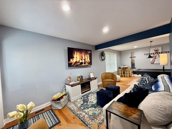 Smart TV, fireplace