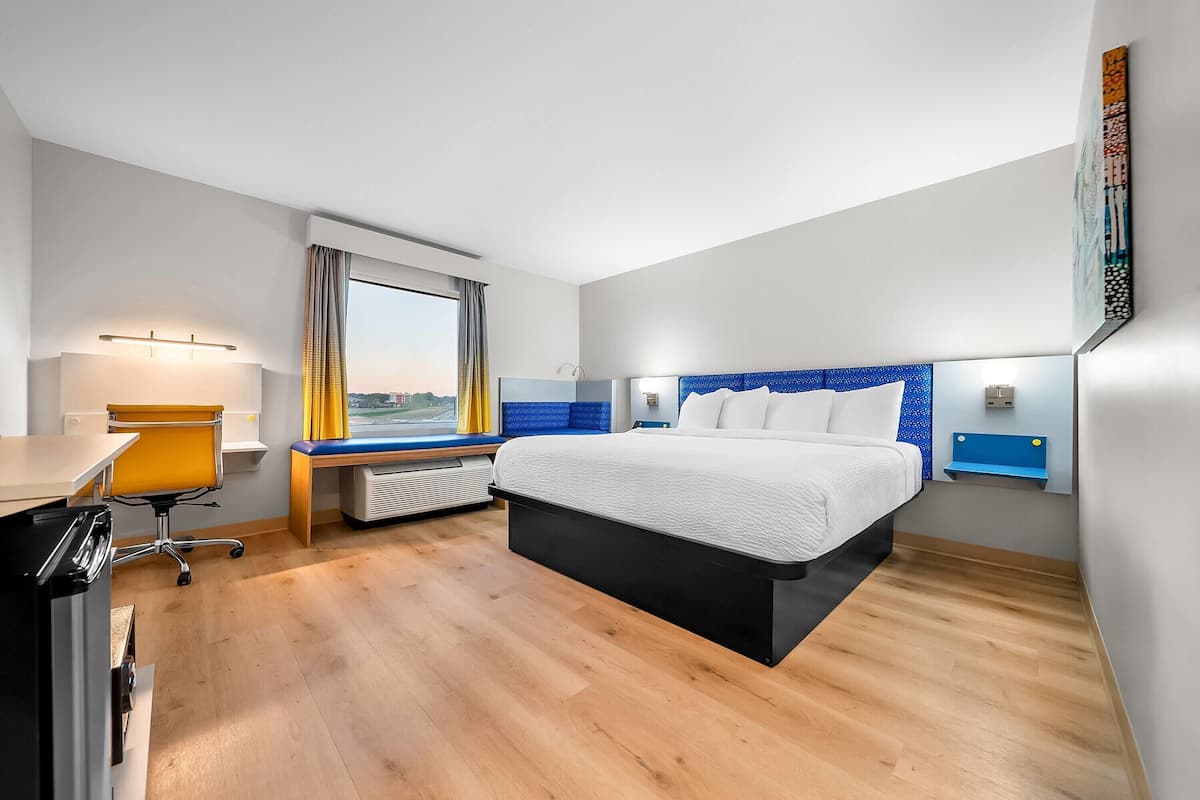 Huone, 1 suuri parisÀnky, tupakointi kielletty | 1 makuuhuone, ylelliset vuodevaatteet, pillowtop-patjalliset sÀngyt