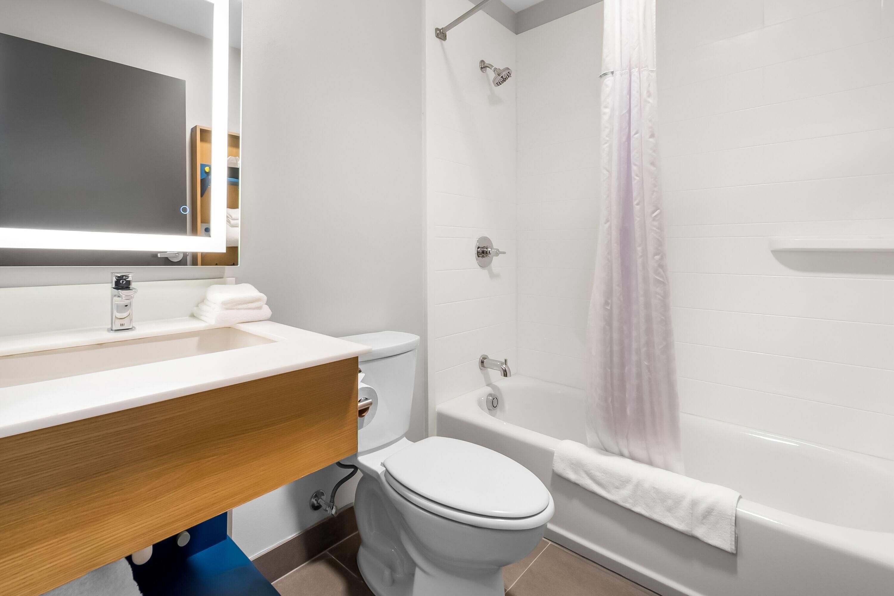 Combined shower/tub, hydromassage showerhead, designer toiletries