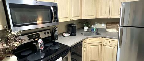 Microondas, horno, placa de cocina, lavavajillas