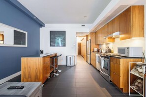 Een koelkast, een microgolfoven, een oven, een kookplaat