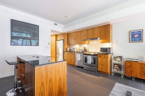 Geladeira, micro-ondas, fogão, cooktop