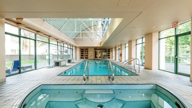Pool - Modern & Bright Downtown Haven ~ Pool ~ Gym ~ Pkg! (Vancouver)