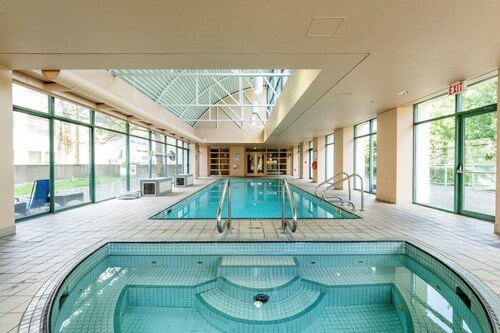 Modern & Bright Downtown Haven ~ Pool ~ Gym ~ Pkg!