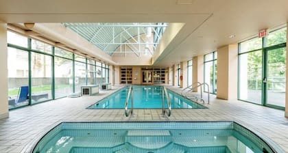 Modern & Bright Downtown Haven ~ Pool ~ Gym ~ Pkg!