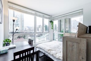 2 bedrooms, WiFi - Modern & Bright Downtown Haven ~ Pool ~ Gym ~ Pkg! (Vancouver)