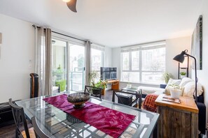 TV, offices - Modern & Bright Downtown Haven ~ Pool ~ Gym ~ Pkg! (Vancouver)