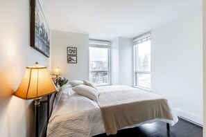 2 bedrooms, WiFi - Modern & Bright Downtown Haven ~ Pool ~ Gym ~ Pkg! (Vancouver)